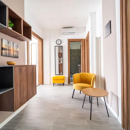 Guesthost - Modern Flat X4 Near The Center Apartment
